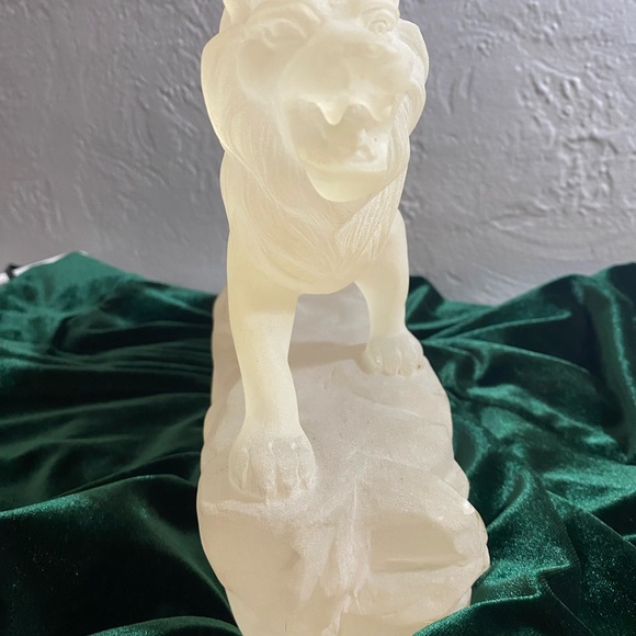 Vintage Frosted Resin Lion W/engravable plaque- it’s heavy. - Picture 13 of 15